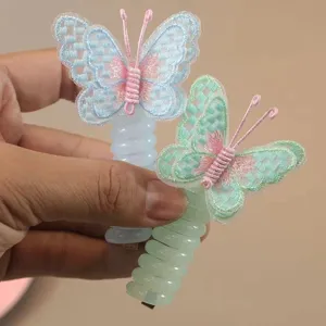Primo piano dettagliato del grazioso elastico a farfalla ricamato con design a molla.