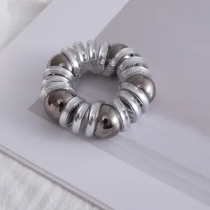 Primo piano dettagliato di un elegante elastico per capelli a filo di telefono con perle.