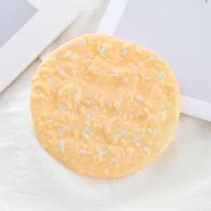 Vue détaillée de la pince à cheveux biscuit de simulation, montrant la jolie texture.