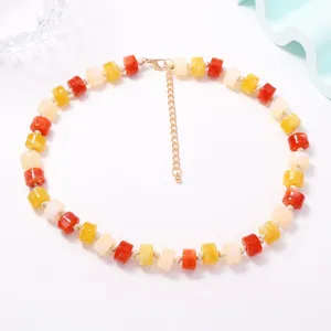 Collana di perle colorate da donna, gioiello girocollo corto stile estivo casual ed elegante.
