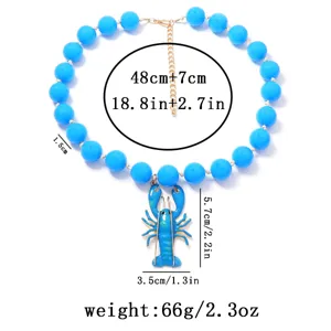 Vue détaillée du collier pendentif homard bleu avec perles rondes et indications de taille.