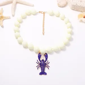 Collier de perles rondes style vacances d'été avec joli pendentif homard bleu pour femmes.