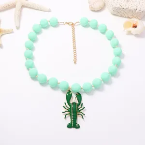 Collier de perles vert menthe avec pendentif homard detail style vacances de plage ete pour femmes.