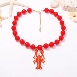Détail de collier de perles rouges avec pendentif homard en alliage pour style estival