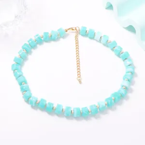 Primo piano della collana di perle tie-dye casual estiva con perle cilindriche ciano vivaci.