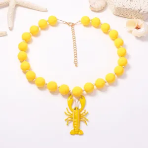 Collier de perles rondes jaunes d'été avec joli pendentif homard, bijoux de vacances plage femme.