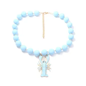 Détail collier de perles bleues, joli pendentif homard, style vacances d'été pour femmes.