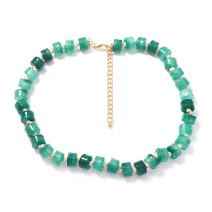 Collana di perline verde sfumato moda estiva con catenina di prolunga dettaglio.