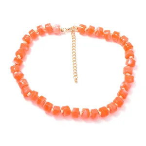 Collana di perline arancioni estive con cordino annodato e catenella di estensione dorata