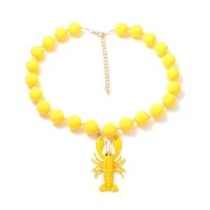Collier de perles rondes jaunes d'été avec joli pendentif homard, bijoux de vacances pour femmes.