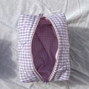 Detailansicht der lila karierten Kosmetiktasche mit einem glatten rosa Reissverschluss.