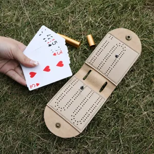 Tragbares Cribbage Brettspiel Set aus Leder mit Karten und Metallstiften für Outdoor.
