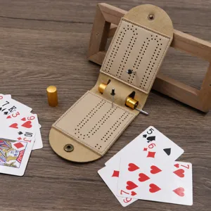 Detailansicht des tragbaren Cribbage-Bretts aus Leder mit Futteral, Metallstiften und Aufbewahrung.