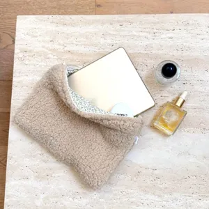 Gemütliche beige Teddy Laptop Hülle für 13 Zoll Tablets und Notebooks mit Blumen Innenfutter.