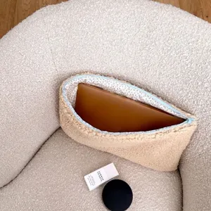 Gemütliche Laptoptasche aus Lammwolle im Detail, mit süßem Blumenfutter und sicherem Reißverschluss.