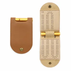 Tragbares Leder Cribbage Brett Set mit Metallstiften, Reisespiel Zaehler Tasche.