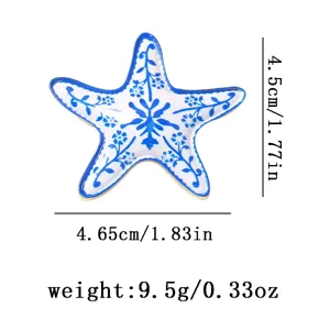 Dettaglio ravvicinato della spilla a forma di stella marina floreale blu con bordo dorato.
