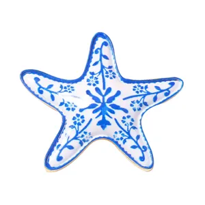 Dettaglio spilla stella marina blu bianco squisita, affascinante accessorio spiaggia estate.