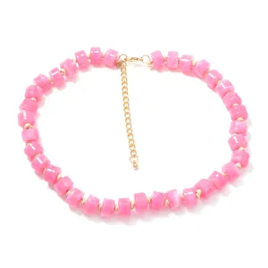 Collana di perle cilindriche multicolore rosa estiva con catena dorata per donne.