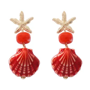 Orecchini pendenti donna in ceramica con stella Marina e conchiglia stile spiaggia estiva.