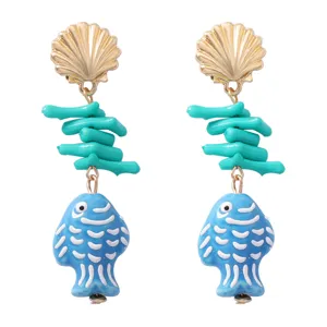 Orecchini estivi da spiaggia in ceramica con conchiglia e pesce blu pendenti per donna chic.