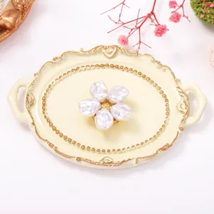 Chic anillo de perlas florales vista detallada, elegante accesorio estilo pastoral para uso diario