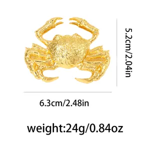 Goldene Legierung Krebs Brosche Detailbild, 6.3x5.2cm groß und 24g schwer, elegantes Accessoire.