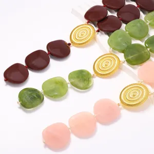 Collana di perle geometriche in resina e lega retro, gioiello moda multicolore elegante.