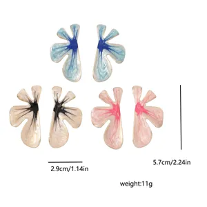 Asymmetrische bunte Emaille Blumen Ohrringe stilvoller baumelnder Damenschmuck im Alltag.
