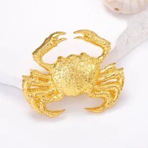 Nahaufnahme einer luxuriösen goldenen Legierung Krabben Brosche, exquisites Detail.