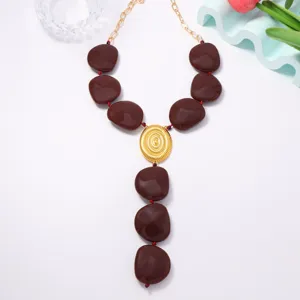 Collana statement con perle geometriche retrò e ciondolo in lega per donne eleganti.