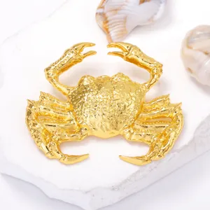 Exquisite goldene Legierung Krabbe Brosche Detail, Luxus Mode Accessoire fuer Alltag Kleidung.