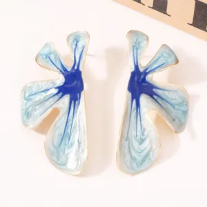 Elegante abstrakte Blumenohrringe mit blau-weißer Emaillierung, schick und vielseitig.