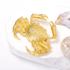 Exquisite goldfarbene Legierung Krabbe Brosche, detailliertes Design, eleganter Modeschmuck.
