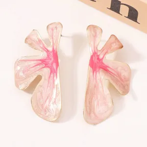 Nahaufnahme Detail abstrakte rosa Blüten Ohrringe, goldfarbene Emaille Blätter Ohrstecker.