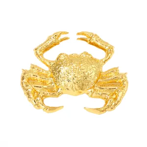 Exquisite goldfarbene Krabben Broschen Detailaufnahme, luxuriöses Legierungs-Accessoire.