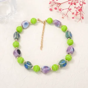 Collana con perle geometriche stile ins europeo, vista dettaglio donna moda chic.