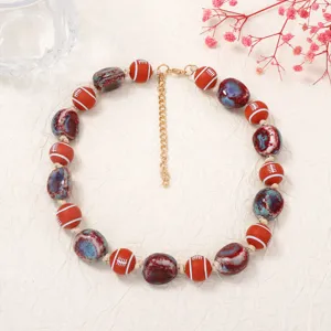 Collana di perle in ceramica chic fatta a mano con pallone sportivo e perle colorate irregolari.