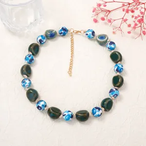 Collana di perle in ceramica geometrica irregolare minimalista, camo blu e verde chic.