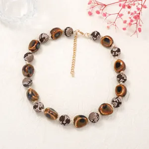 Collana di perle in ceramica irregolare in stile europeo per donne, gioielli geometrici chic.