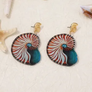 Orecchini di conchiglia in acrilico chic con design nautilus per uno stile quotidiano unico.
