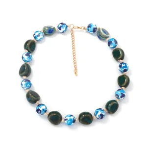 Collana con perle di ceramica irregolari chic boho con catenella di estensione oro.