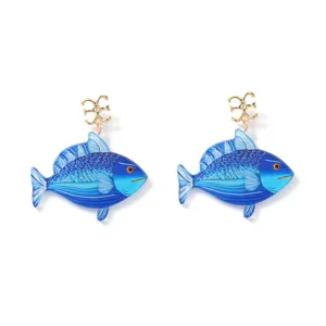 Primo piano di orecchini alla moda in acrilico blu con dettagli di connessione dorati.