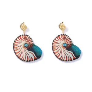 Primo piano dettagli di orecchini creativi in acrilico nautilus, gioielli eleganti.