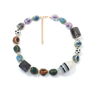 Collana di perle di ceramica irregolare colorata da donna, gioielli di modo di nicchia.