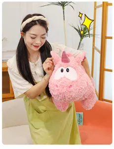 Morbido peluche unicorno rosa con grandi occhi e ali, simpatico giocattolo imbottito per bambini.