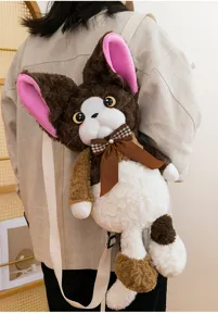 Vista dettagliata dello zaino in peluche gatto soffice con grandi orecchie rosa e fiocco.