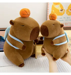 Süßes Wasserschwein Plüschtier mit Rucksack und Basketball,weiches Kuscheltier für Sportfans.