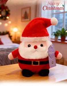 Weihnachtsmann Plueschfigur Detail, suesse Stoffpuppe mit rotem Hut fuer festliche Deko.