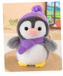 Simpatico pinguino di peluche con cappello e sciarpa viola per una bella decorazione.